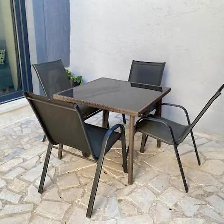 Newly Renovated Next To Marina Apartman Pula